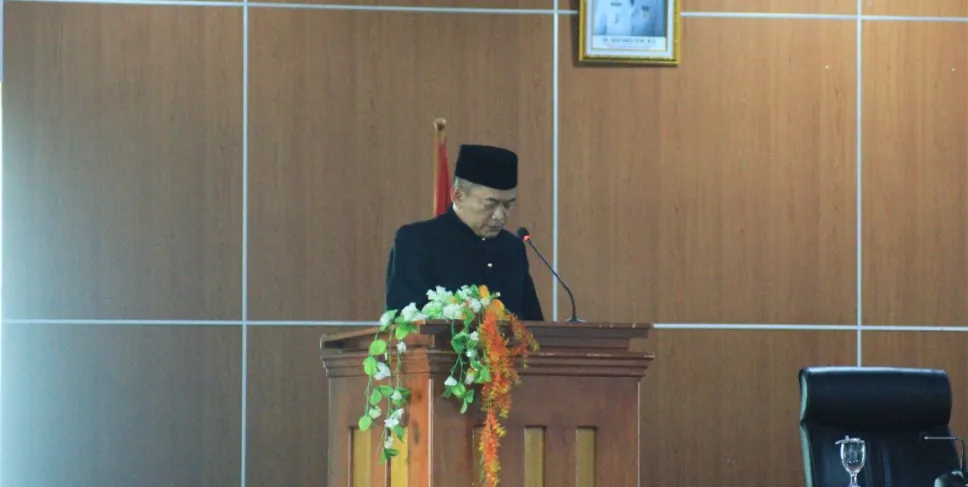 Sekretaris Daerah Bengkulu Tengah Drs. Rachmat Riyanto, S.T., M.AP., menghadiri dan membacakan secara langsung jawaban Bupati terhadap pandangan umum fraksi-fraksi DPRD Bengkulu Tengah terhadap Raperda Pajak dan Retribusi Daerah serta Raperda Pengelolaan Barang Milik Negara pada rapat paripurna yang berlangsung di Ruang Gunung Bungkuk Kantor DPRD Bengkulu Tengah. Selasa (24/10/2023). (Foto: Lentera)