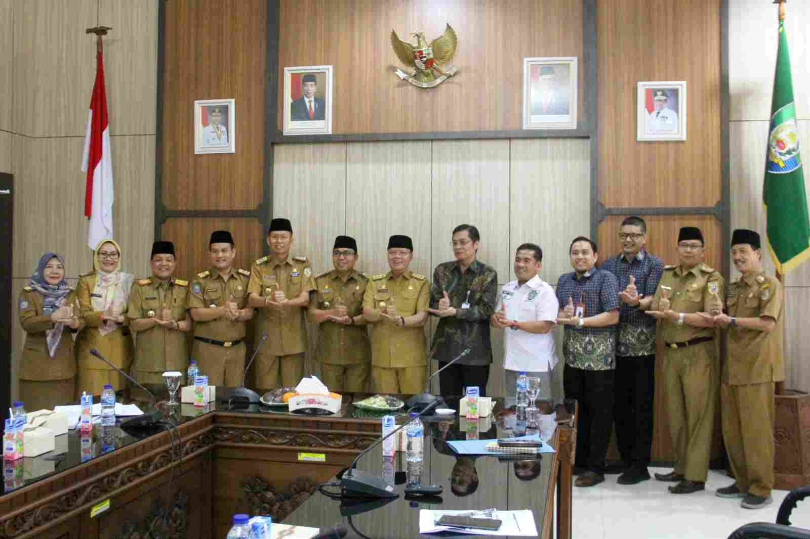 Gurbernur Rohidin usai Pertemuan Forum Komunikasi Pemangku Kepentingan Utama JKN Provinsi Bengkulu Tahap I Tahun 2023 di ruang rapat Lantai III Pemprov, Selasa 16/5/2023.(Imam)