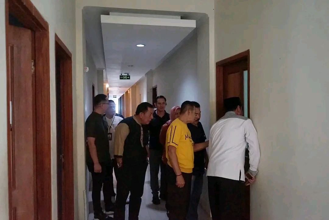 Plit Gubernur Rosjonsyah saat memantau salah satu kondisi ruangan pasca kebakaran.
