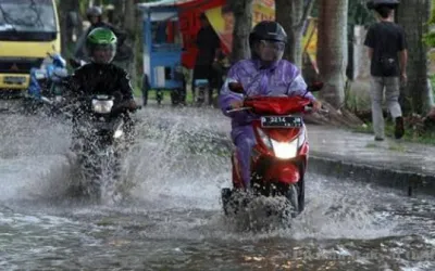 Musim Hujan Tiba? Ini Cara Tetap Aman di Jalan. Foto: Ilustrasi/Siberbengkulu.co