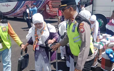 Polda Bengkulu Peduli Lansia yang Melaksanakan Ibadah Haji. Foto: Mita/Siberbengkulu.co