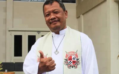 Pastor Paroki St. Yohanes Penginjil Bengkulu, RP. Paulus Sarmono, SCJ. Foto: Mita/Siberbengkulu.co