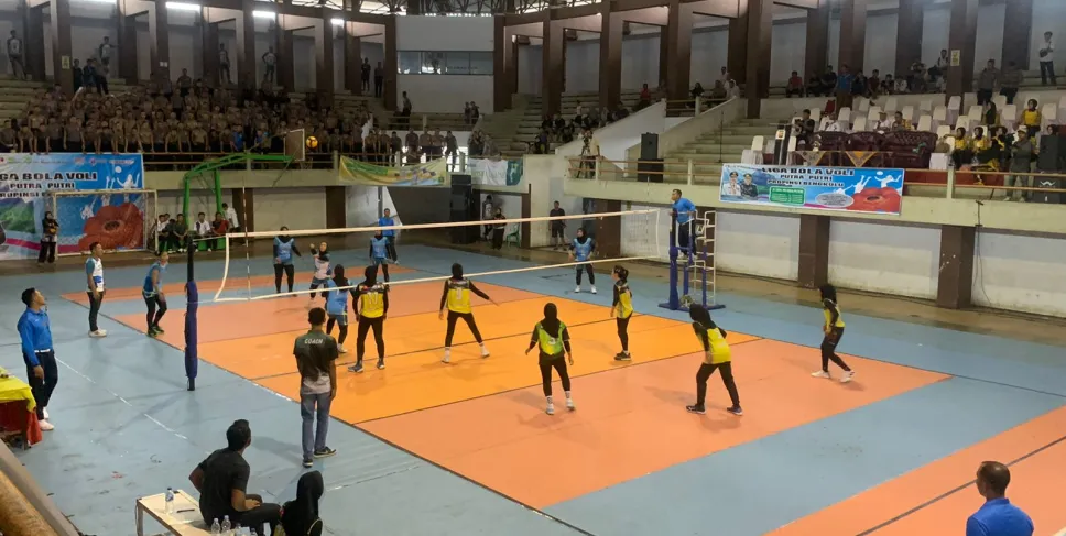 Lomba liga Bola Voli Putra-Putri se-Provinsi Bengkulu yang digelar di GOR Sawah Lebar, resmi dibuka oleh Kapolda Bengkulu Irjen Pol Drs. Armed Wijaya, MH. (Foto: Vonny)