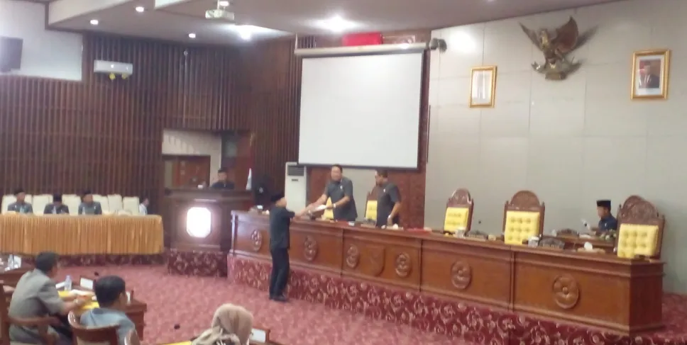 Rapat Paripurna ke 5 masa persidangan ke-II tahun sidang 2024 dengan agenda 'Penyampaian Nota Penjelasan Gubernur atas Raperda tentang Pertanggungjawaban Pelaksanaan APBD Provinsi Bengkulu tahun Anggaran 2023 (Sisa Perhitungan) dan Penyampaian penjelasan Rancangan Perda RPJPD tahun 2025-2045' di Ruang Paripurna DPRD Provinsi Bengkulu, Rabu (19/06/24). (Foto: Lentera)
