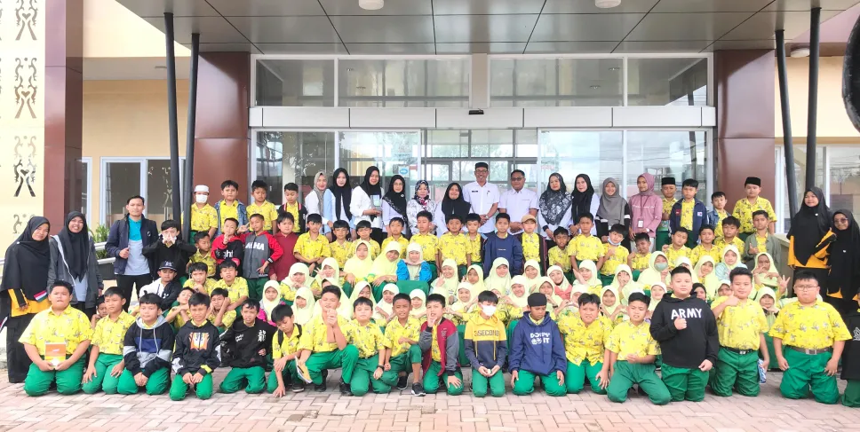 SD IT Cahaya Rabbani Kepahiang lakukan kunjungan ke Perpustakaan Daerah Kabupaten Kepahiang dalam rangka Kegiatan Pembelajaran di Luar Sekolah, Rabu (18/09/2024). (Foto: Ibnu)