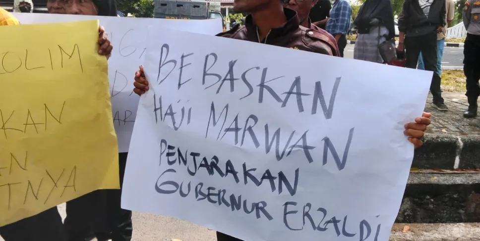 Puluhan orang dengan membawa belasan poster melakukan aksi unjuk rasa di halaman kantor Kejati Babel, (Foto: Eka)