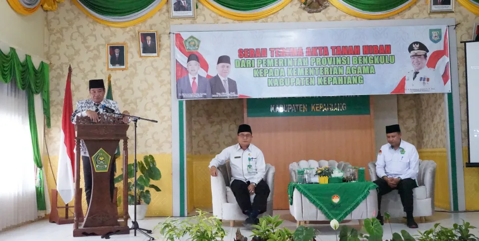 Penandatanganan berita acara hibah dilakukan oleh Plt. Gubernur Bengkulu, Rosjonsyah, dan Kepala Kemenag Kepahiang, Albahri, di Aula Kantor Kemenag Kepahiang, Selasa (17/12/2024). Foto: Ibnu/Siberbengkulu.co