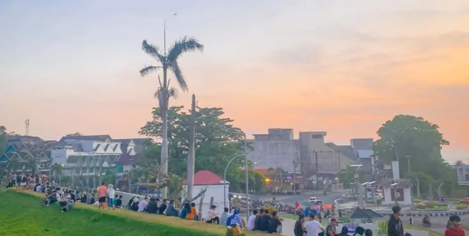 Suasana sore hari di Benteng Marlborough Bengkulu. (Foto: Mita)