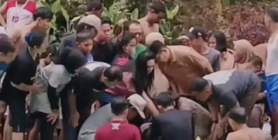 Korban saat ditemukan dan diberikan pertolongan pertama oleh keluarga dan para pengunjung yang lain di pinggir kolam pemandian Wisata Suban Air Panas, Curup, Kabupaten Rejang Lebong, Minggu (22/12) siang. Foto: Pingki/Siberbengkulu.co