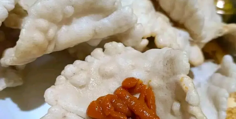 Kerupuk Kemplang: Camilan Khas dengan Cita Rasa Gurih dan Renyah. Foto: Lentera/Siberbengkulu.co