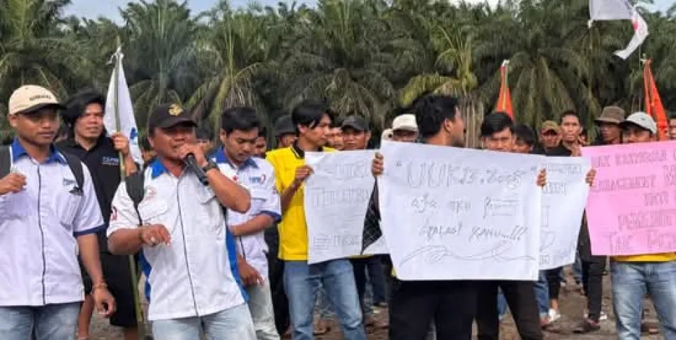 Buruh PT Surya Andalan Primatama Demo Tuntut Status Ketenagakerjaan dan Jaminan Keselamatan. Foto: JFS/Siberbengkulu.co
