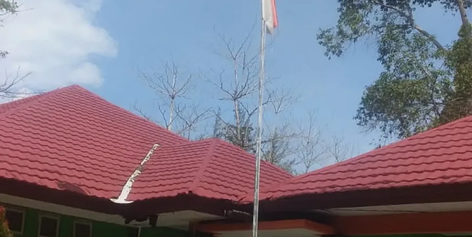 Miris! Bendera Merah Putih Kusam dan Pudar Tetap Berkibar di Kantor DLH Mukomuko