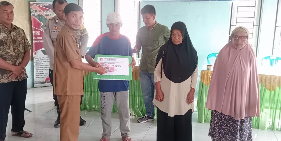 Sekdes Lubuk Sanai Andi Hartono Salurkan BLT-DD untuk 31 KPM